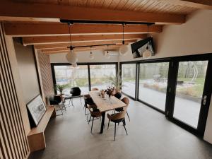 a dining room with a table and chairs at Verte House in Alba Iulia