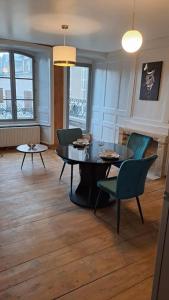 ein Esszimmer mit einem Tisch und Stühlen in einem Zimmer in der Unterkunft Chez germaine in Murat