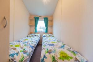 Llit o llits en una habitació de Three Lochs Caravan for Families