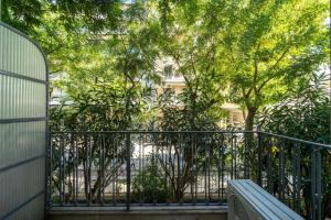 - Balcón con valla frente a un edificio en GK Embassy en Athens