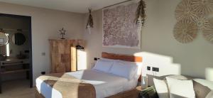 a bedroom with a bed with white sheets and pillows at Las estrellas del duende in El Gastor