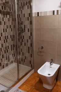 a bathroom with a shower and a toilet and a sink at Casa rural Aloha Vera in Jarandilla de la Vera