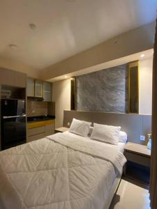 Postel nebo postele na pokoji v ubytování Luxury Studio Benson Apartment, Pakuwon Mall