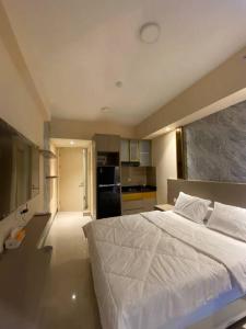 Postel nebo postele na pokoji v ubytování Luxury Studio Benson Apartment, Pakuwon Mall