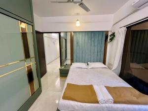 sypialnia z dużym łóżkiem w pokoju w obiekcie La Olive 1 BHK Service Apartment w Bombaju
