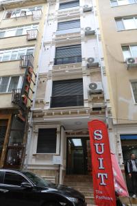 um sinal vermelho em frente a um edifício em The Pashaam Suit em Istambul