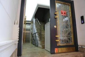 uma porta num corredor com uma escada em The Pashaam Suit em Istambul