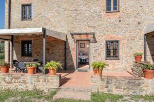an external view of a stone building with a patio at Agriturismo Fadanelli - La Cantina in Lamporecchio