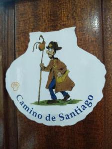 un signe avec dessin d'un homme tenant un poteau dans l'établissement CASA DANIELA APARTAMENTOS-The pilgrim's house apartments, à Estella
