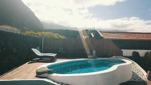 bañera de hidromasaje en la parte superior de una terraza de madera en Estupenda Villa con piscina privada, chimenea, frente al mar de Frontera, en La Frontera