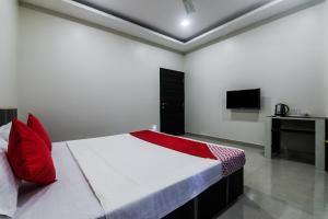 Cama o camas de una habitación en OYO Padmarag Residency