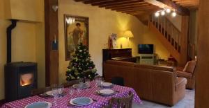 een kerstboom op een tafel in een kamer bij Gîte Bulle de Miel in Berru