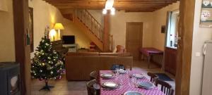 un árbol de Navidad en una sala de estar con mesa en Gîte Bulle de Miel, en Berru