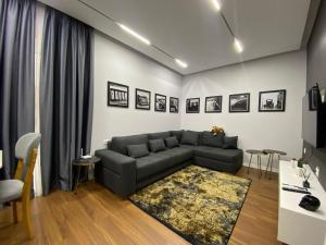 uma sala de estar com um sofá e uma mesa em Arkle Apartment 6 em Tirana