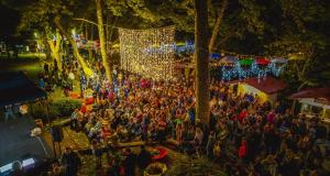 una gran multitud de personas de pie en frente de un desfile de Navidad en Hotel GOLD JET Bihać, en Bihać