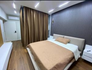 um quarto com uma cama grande num quarto em Arkle Apartment 6 em Tirana