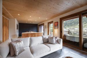 a living room with a couch and a kitchen at La Ruinette - Modern 2 Bed, Close To The Lift in Le Châble