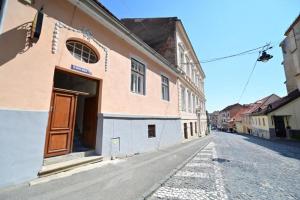 une rue vide dans une ville avec un bâtiment dans l'établissement Apartament Naturo, à Sibiu