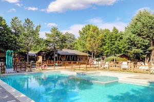 a large swimming pool with a gazebo at Luna del Monte in Monte Santa Maria Tiberina