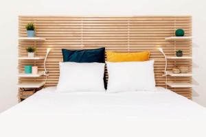 um quarto com uma cama grande e 4 almofadas em Apt moderne & Confortable - Parking free em Toulouse