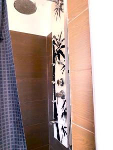 a shower with a wooden door in a bathroom at Free Parking - Premium Bed - Modern Kitchen 