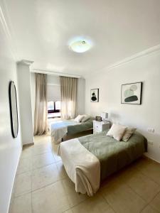 una habitación de hotel con 2 camas en una habitación en Vivienda Vacacional La Alameda, en Santa Cruz de la Palma