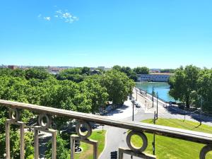 d'un balcon offrant une vue sur un parc et une rivière. dans l'établissement Fac 6 - Vue Garonne - Tram - Parking, à Toulouse