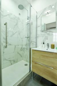 La salle de bains est pourvue d'une douche et d'un lavabo. dans l'établissement Magnifique & confortable Apt - Vue Garonne, à Toulouse