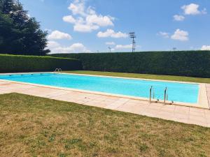 - une piscine au milieu d'une cour dans l'établissement HIPPODROME - Piscine - Parking Free - Métro, à Toulouse