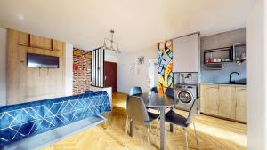 - un salon avec un canapé bleu et une table dans l'établissement HIPPODROME - Piscine - Parking Free - Métro, à Toulouse
