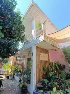 uma casa com plantas em frente em Thongtalay Bed & Breakfast Koh Larn em Ko Larn