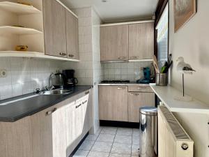 Kuchyň nebo kuchyňský kout v ubytování Noordzeehuisje