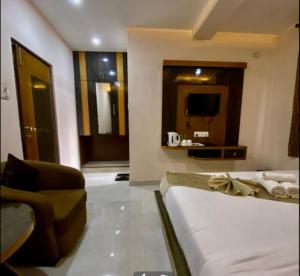 um quarto de hotel com duas camas e uma televisão em Hotel Shillong Vibe em Shillong
