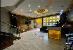 un vestíbulo de un restaurante con gente sentada en un mostrador en Hotel Shillong Vibe, en Shillong