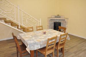 una sala da pranzo con tavolo e camino di House near to Schönbrunn - Free Parking - 24-7 Check in - 8 Person a Vienna