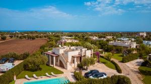 Πισίνα στο ή κοντά στο HelloApulia Villa Domenica - Family Sea & Garden Retreat - Walkable Local Dining, minutes from the Beach