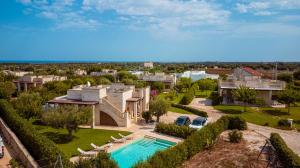 een luchtfoto van een huis met een zwembad bij HelloApulia Family Villa with Pool, Lush Garden & BBQ - Near the Beache in Savelletri di Fasano