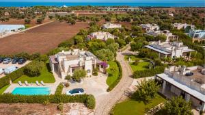 een luchtfoto van een groot landgoed met een zwembad bij HelloApulia Family Villa with Pool, Lush Garden & BBQ - Near the Beache in Savelletri di Fasano