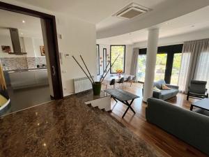 Kuchyň nebo kuchyňský kout v ubytování Villa de lujo con vistas al mar y piscina privada