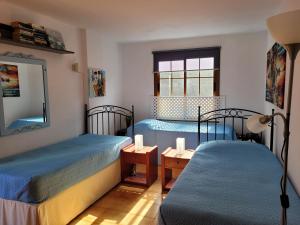 um quarto com 2 camas e um espelho em Penthouse de Roca in Poblado Marinero em Santiago del Teide