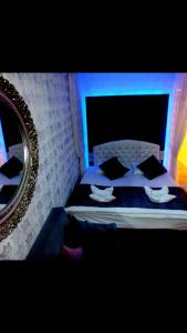 TV a/nebo společenská místnost v ubytování LYSUİT + 5 fotografií