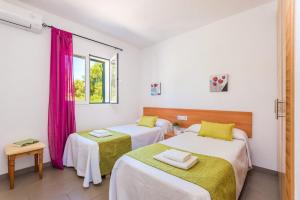 アス・マルカダルにあるVilla Garbo by Villa Plusのベッドが2つと窓のある部屋 +32枚の写真