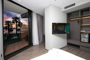 TV a/nebo společenská místnost v ubytování Charm Hotel
