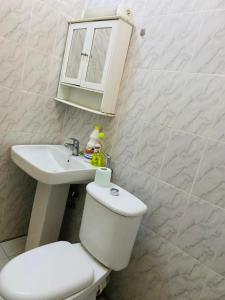ein Bad mit einem WC und einem Waschbecken in der Unterkunft Idéal et meilleur Appart du coin Guediawaye in Pikini Bougou