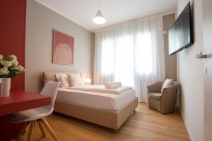Casa DP في كونيليانو: غرفة نوم بسرير ومكتب ونافذة