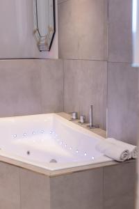 Koupelna v ubytování Lakefront Suite 148 by we rent