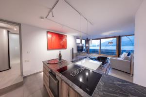 Kuchyň nebo kuchyňský kout v ubytování Lakefront Suite 148 by we rent