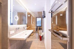 Koupelna v ubytování Lakefront Suite 148 by we rent