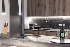 Kuchyň nebo kuchyňský kout v ubytování Lakefront Suite 148 by we rent