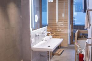 Koupelna v ubytování Lakefront Suite 148 by we rent